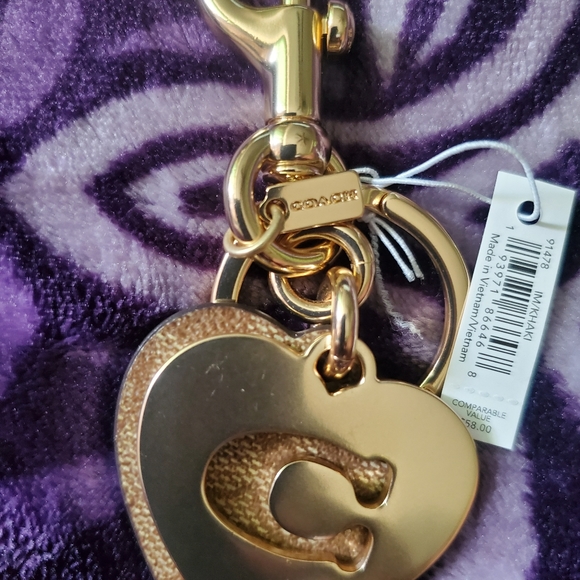 Coach -  Signature Heart Key Ring - Picture 3 of 7